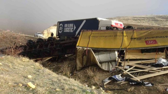 Gercüş’te Sisli Havada Kereste Yüklü Tır Devrildi: 1 Yaralı