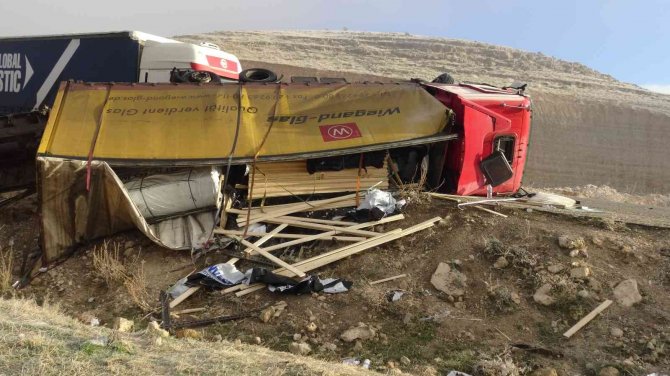 Gercüş’te Sisli Havada Kereste Yüklü Tır Devrildi: 1 Yaralı