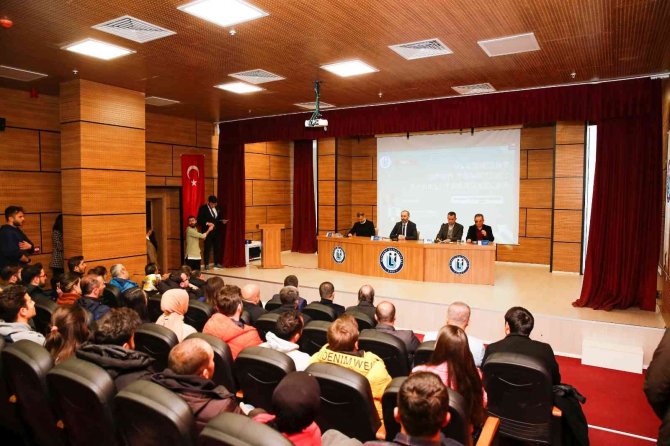Bayburt’ta “Ülkemizde Spor Yönetimi: Farklı Tecrübeler” Konulu Panel Düzenlendi