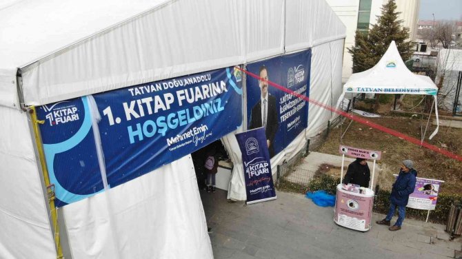 Kitap Fuarında Kürtçe Kitap Standına Yoğun İlgi