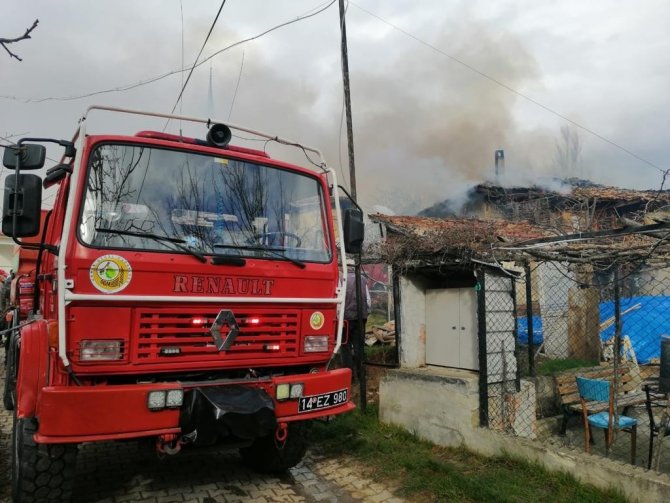 Bolu’da Ahşap Ev Alev Alev Yandı