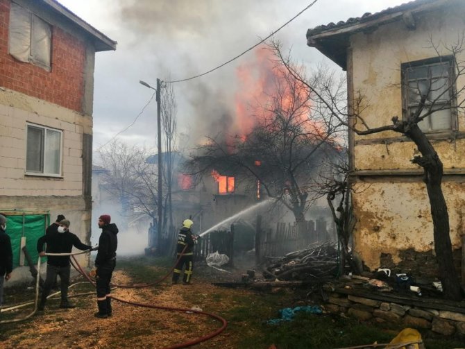 Bolu’da Ahşap Ev Alev Alev Yandı