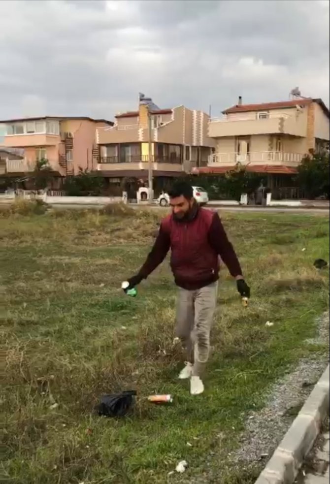 Burhaniye’de Üniversiteli Öğrenciler Sokakta Hurda Ve Çöp Topladı