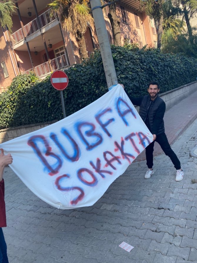 Burhaniye’de Üniversiteli Öğrenciler Sokakta Hurda Ve Çöp Topladı