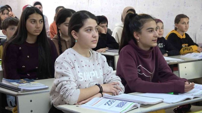 Türkiye’de Eğitim Gören Ahıska Türkü Öğrencinin Büyüyünce Yapmak İstediği Meslek Duygulandırdı
