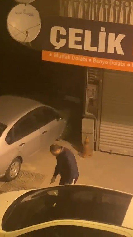 Büyükçekmece’de Park Halindeki Bir Arabayı Parçalayan Şahıs Kamerada