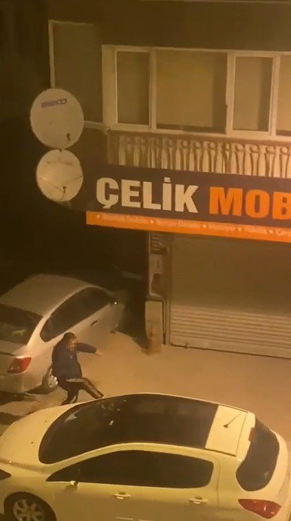 Büyükçekmece’de Park Halindeki Bir Arabayı Parçalayan Şahıs Kamerada