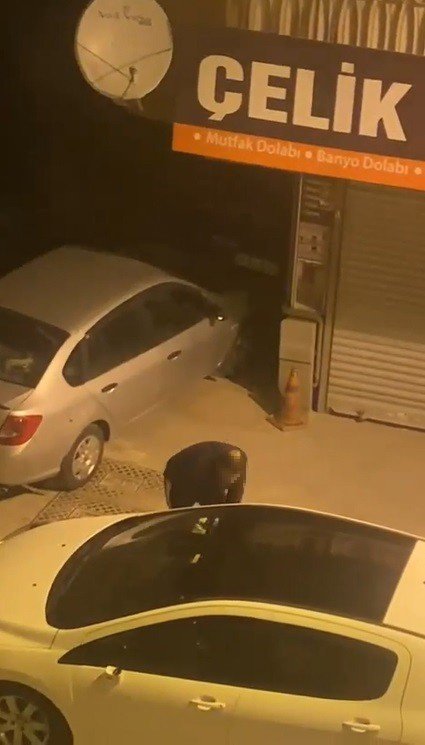 Büyükçekmece’de Park Halindeki Bir Arabayı Parçalayan Şahıs Kamerada