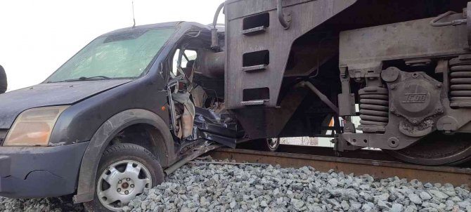 Elazığ’da Tren, Hemzemin Geçitte Çarptığı Aracı 100 Metre Sürükledi: 1 Yaralı