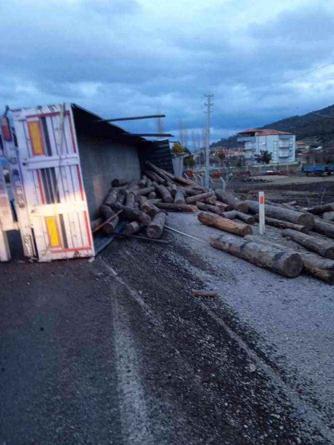 Tomruk Yüklü Tır Devrildi