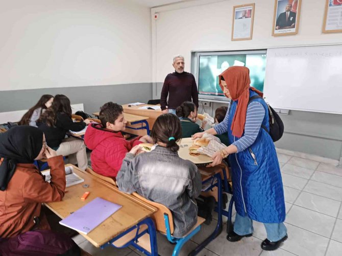 Anneler Pişirdi, Öğrenciler Hamsi Şenliği Yaptı