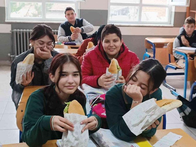 Anneler Pişirdi, Öğrenciler Hamsi Şenliği Yaptı