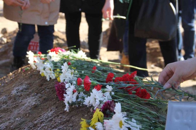 Kimsesizler Mezarlığına Gömülmüştü, Elazığlılar Engelli Kızın ’Kimsesi’ Oldu