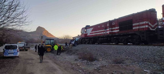 Elazığ’da Tren, Hemzemin Geçitte Çarptığı Aracı 100 Metre Sürükledi: 1 Yaralı