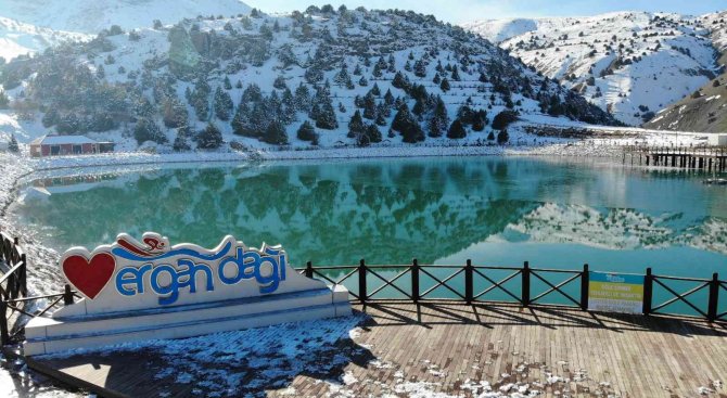 Yüzeyi Buz Tutan Ardıçlı Gölü’nde Mest Eden Kış Manzarası