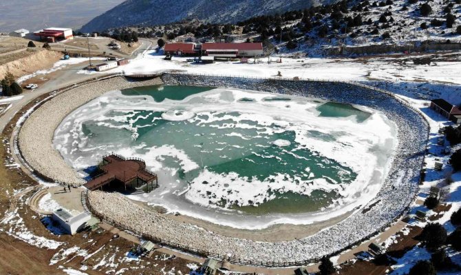 Yüzeyi Buz Tutan Ardıçlı Gölü’nde Mest Eden Kış Manzarası