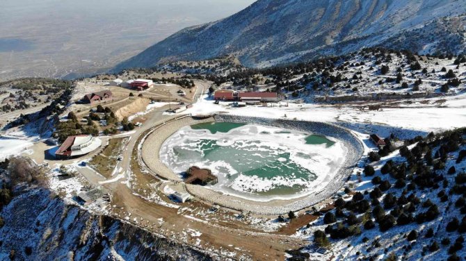Yüzeyi Buz Tutan Ardıçlı Gölü’nde Mest Eden Kış Manzarası