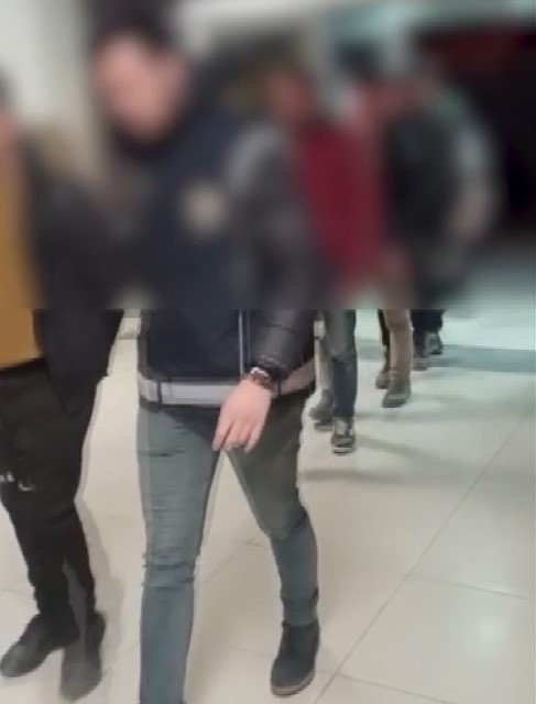 Otoyolda Durdurulan Araçtan 6 Düzensiz Göçmen Çıktı