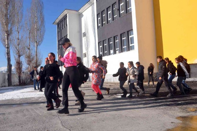 Yüksekovalı Öğrenciler, Sporda Düzenlenen Şampiyonlarda Başarılar Elde Etti