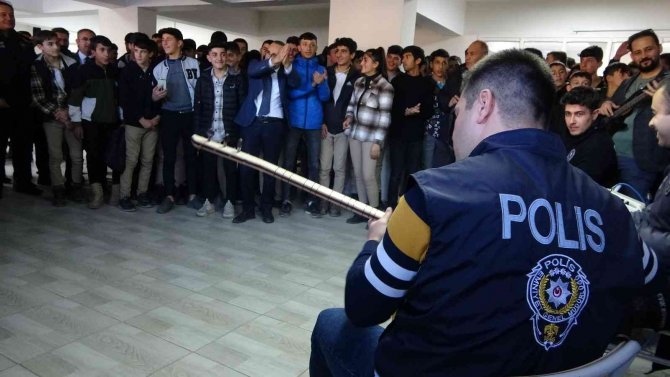 Polisler Söyledi Öğrenciler Eğlendi