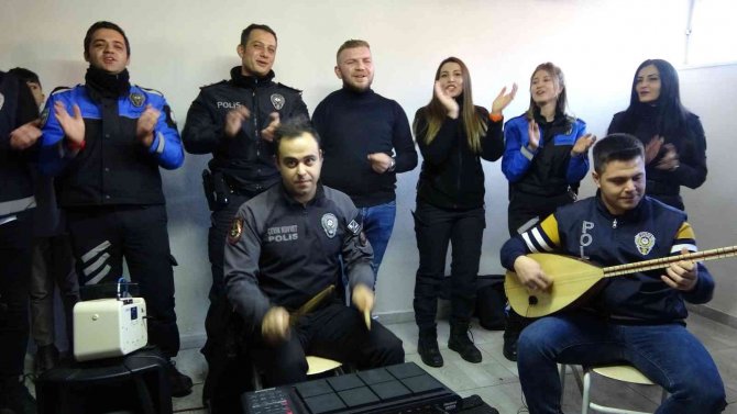 Polisler Söyledi Öğrenciler Eğlendi