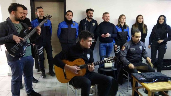 Polisler Söyledi Öğrenciler Eğlendi