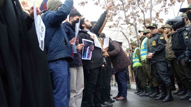 İ̇ranlı Üniversite Öğrencilerinden Fransa Karşıtı Protesto