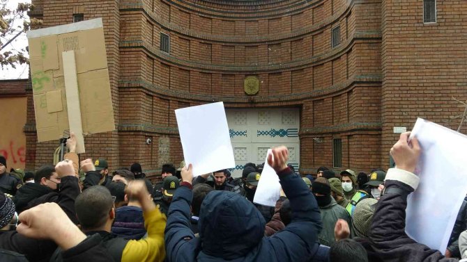 İ̇ranlı Üniversite Öğrencilerinden Fransa Karşıtı Protesto