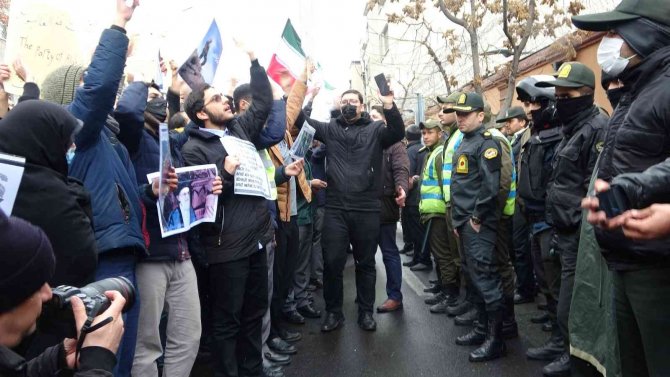 İ̇ranlı Üniversite Öğrencilerinden Fransa Karşıtı Protesto
