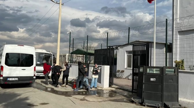 İ̇zmir’de İnsan Kaçakçılarına Operasyon: 6 Tutuklama
