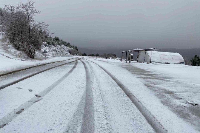 İ̇zmir Bozdağ’a Mevsimin İlk Karı Düştü