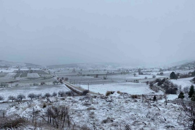 İ̇zmir Bozdağ’a Mevsimin İlk Karı Düştü