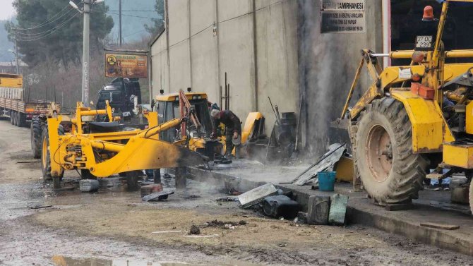 Sanayi Sitesinde Çıkan Yangın Paniğe Neden Oldu