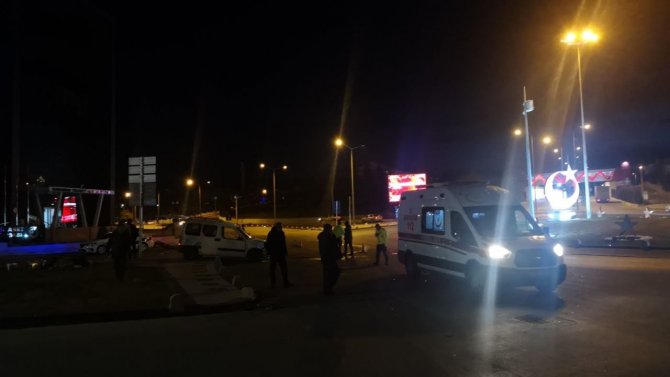 Hafif Ticari Araçla Çarpışan Otomobil Kaldırıma Devrildi: 3 Yaralı