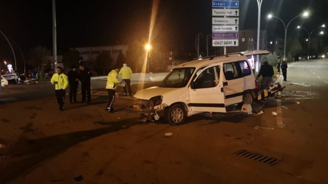Hafif Ticari Araçla Çarpışan Otomobil Kaldırıma Devrildi: 3 Yaralı