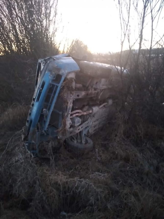 Yoldan Çıkan Otomobil Şarampole Yuvarlandı, Sürücüsü Burnu Bile Kanamadan Kurtuldu