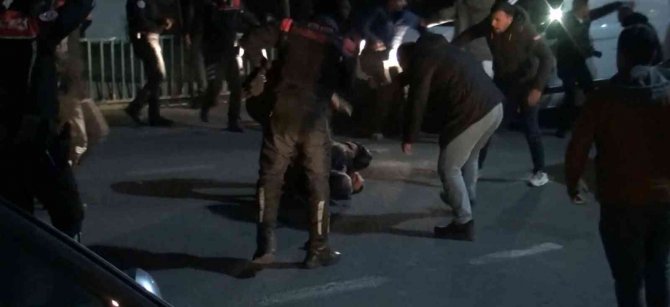Hastane Önünde Husumetli Grup Arasında Silahlı Kavga: 4 Yaralı