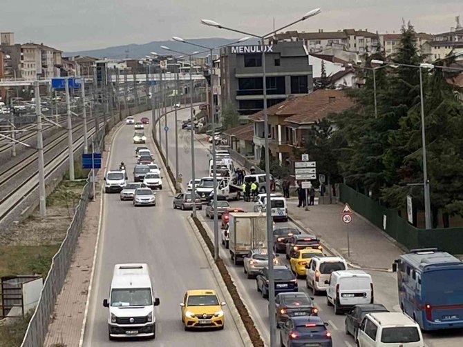 3 Kişinin Yaralandığı Kazada Trafik Durdu, Araçlar Kontak Kapattı