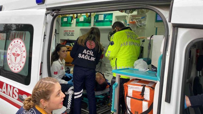 3 Kişinin Yaralandığı Kazada Trafik Durdu, Araçlar Kontak Kapattı