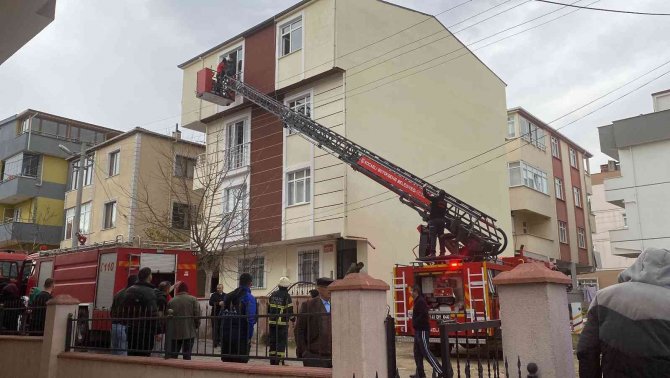Mutfakta Yangın Çıktı, 11 Kişi Hastanelik Oldu