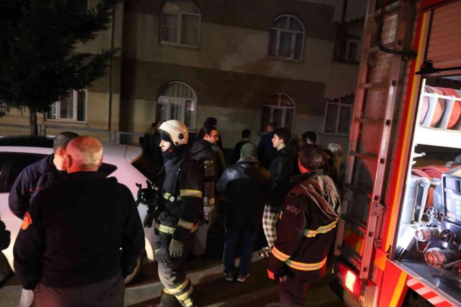6 Katlı Binanın Çatısında Yangın Çıktı