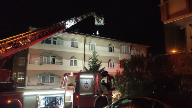 6 Katlı Binanın Çatısında Yangın Çıktı