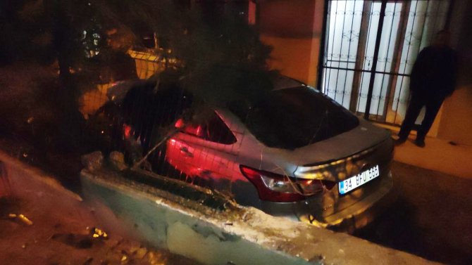 Servis Aracıyla Çarpışan Otomobil Evin Bahçesine Uçtu: 2 Yaralı