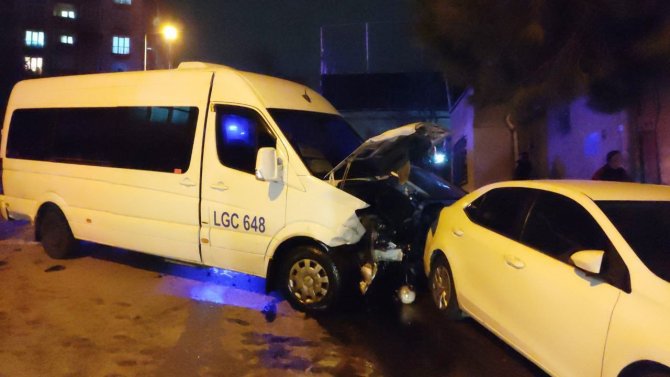 Servis Aracıyla Çarpışan Otomobil Evin Bahçesine Uçtu: 2 Yaralı