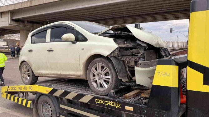 Minibüs İle Otomobil Çarpıştı: 3 Yaralı