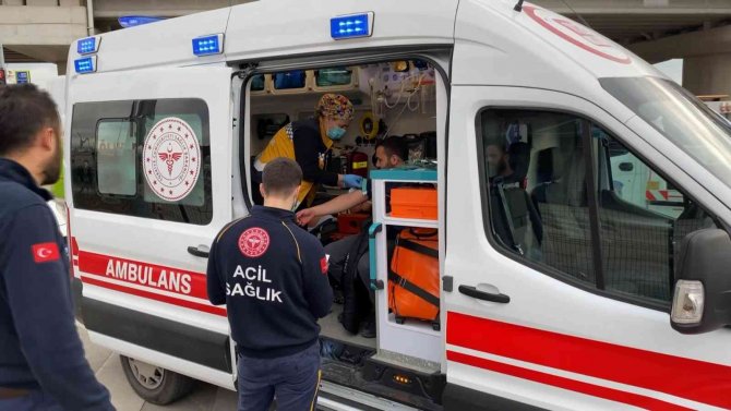 Minibüs İle Otomobil Çarpıştı: 3 Yaralı