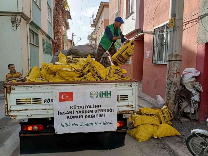 İ̇hh’dan 110 Aileye Odun Ve Kömür, 60 Aileye Soba Yardımı