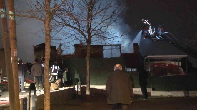 Maltepe’de Gecekondu Yangını: Alevler Geceyi Aydınlattı