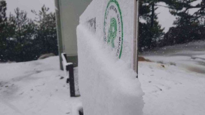 Spil Dağı Milli Parkı’na Yılın İlk Karı Düştü