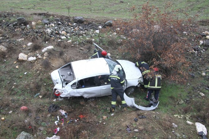 Kontrolden Çıkan Otomobil Şarampole Devrildi